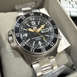 Seiko “Atlas” “Land Shark” SKZ211K1 Like New 