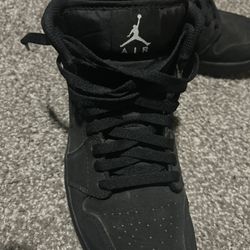 Jordan 1s Mid Black Black White Size 9.5