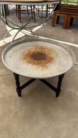 Metal tray table with collapsible legs