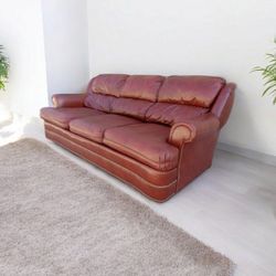 Beautiful Traditional Leather Sofa - Like New - Free Delivery!