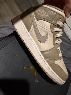 Air Jordan 1 Mid BG
