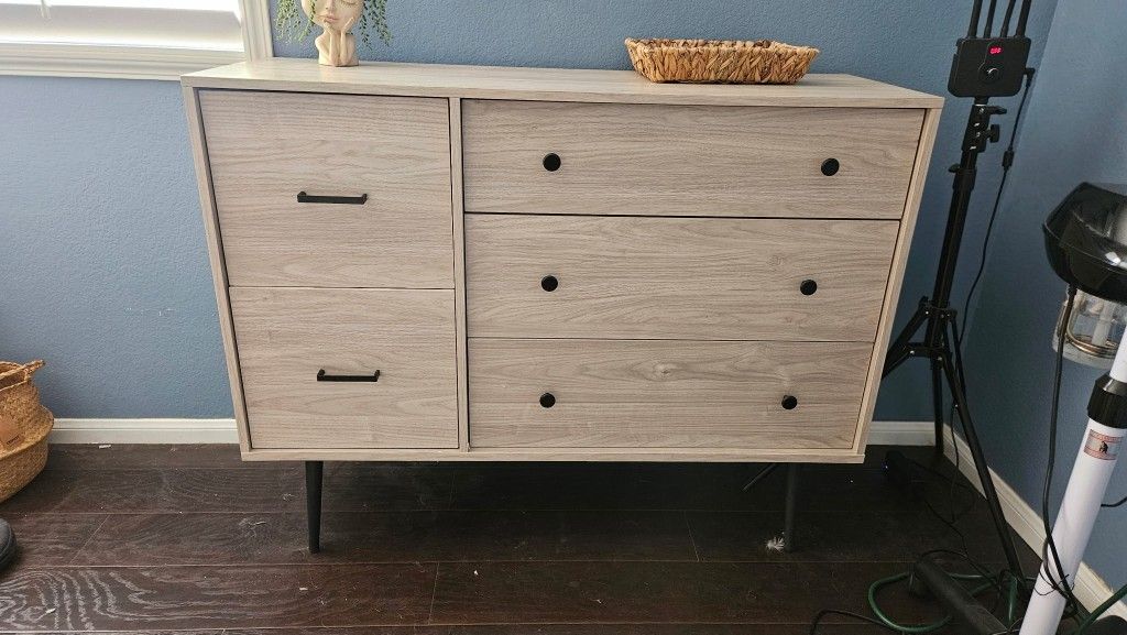 Dresser/Cabinet