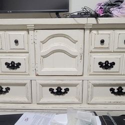 Beautiful Shabby Chic Dresser With Matching Accessories