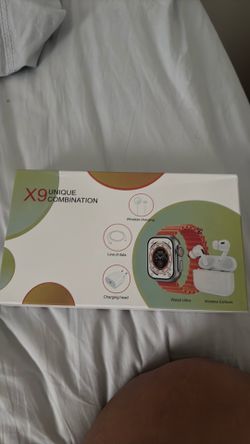 Caja de reloj con audífonos, con muchas cosas