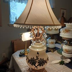 Absolutely Gorgeous LOOKING VINTAGE  LAMP  THIS  IS VERY UNIQUE 