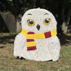 Hedwig Piñata