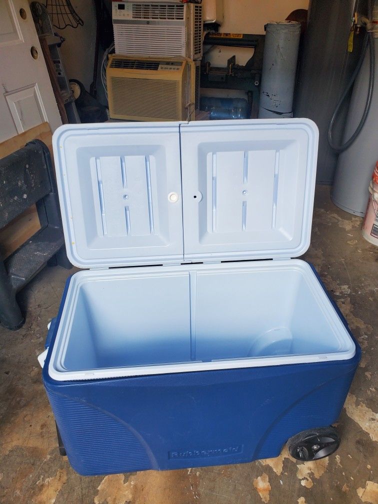 Rubbermaid Cooler.