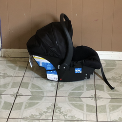 LIKE NEW SAFETY 1ST BABY CAR SEAT!!!