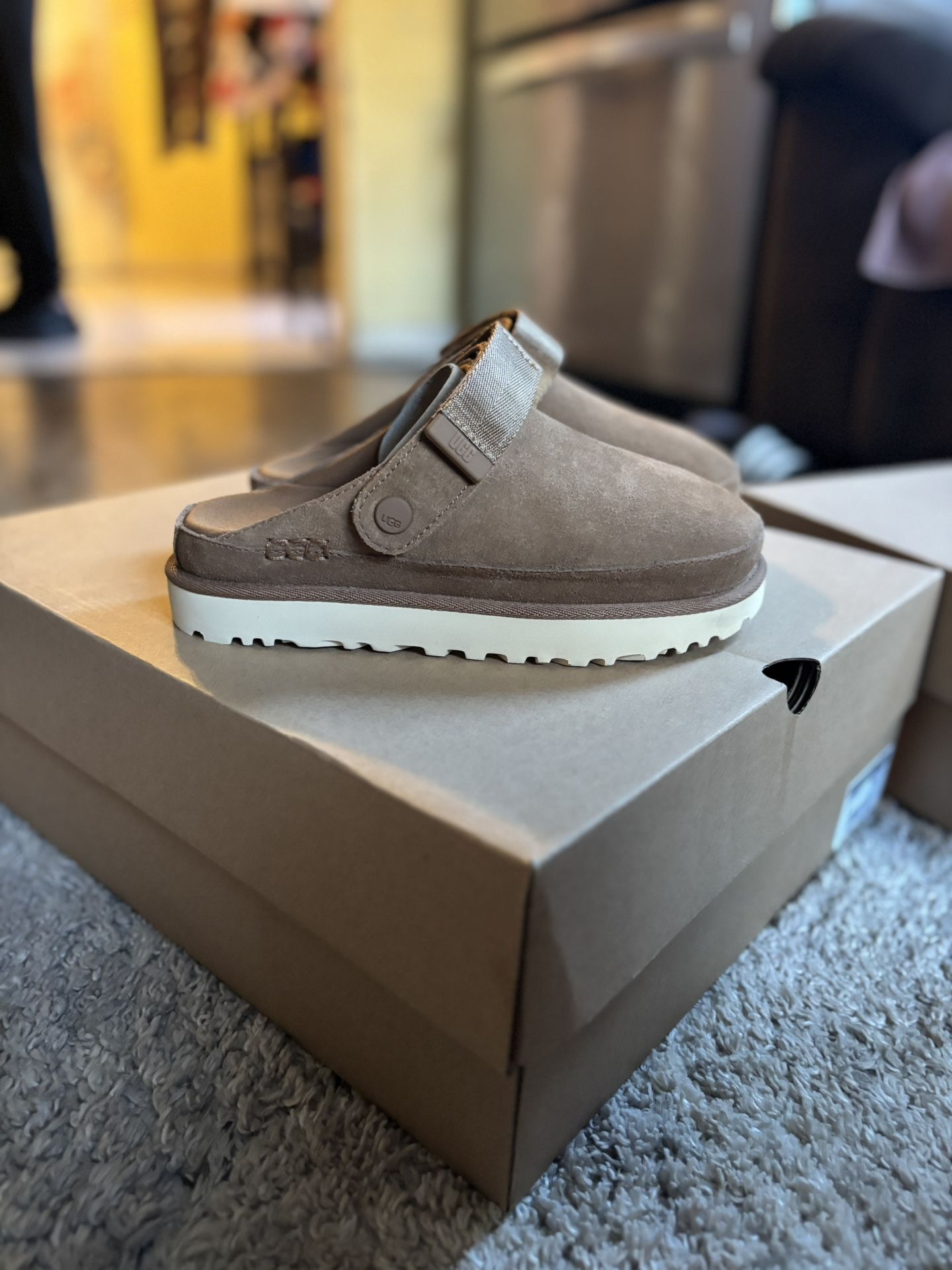 New UGG Goldenstar Women Size 9.5