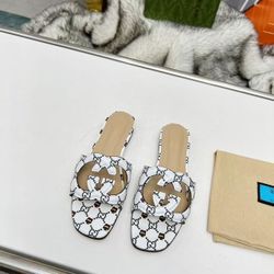 Fashionable women's flip-flops