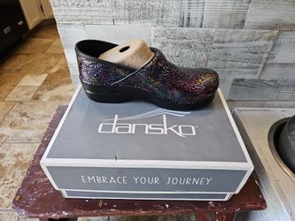 Dansko clogs size 38 (7.5-8)