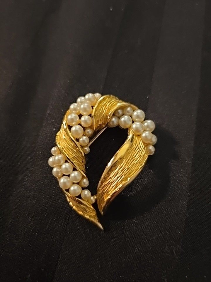 Vtg. Signed Crown Trifari 33 Faux Pearl's & Brushed Gold Tone Brooch Pin 2" Very Rare!