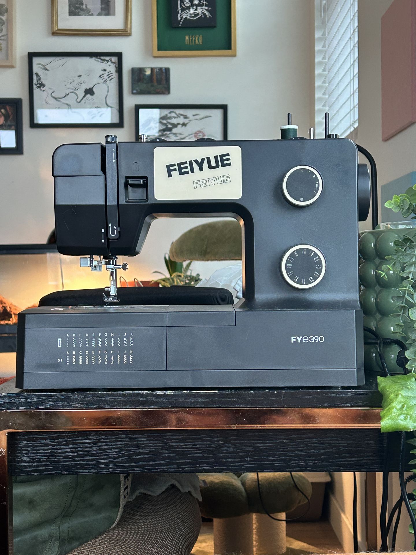 FEIYUE FYE390 black and gold sewing machine
