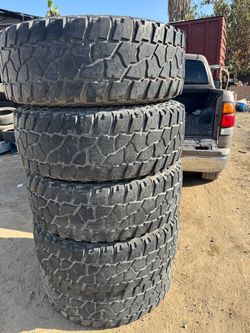 37x12.50R17LT Mickey Thompson