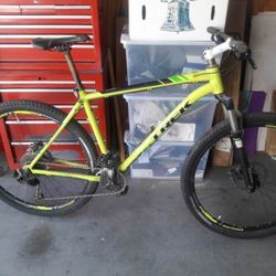 "TREK MOUNTAIN BIKE - XCALIBER 8 