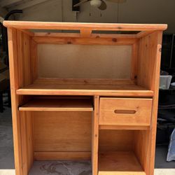 Youth Desk / Escritorio Para Jóvenes