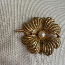 Vintage 4 Leaf Clover Flower pearl turquoise golden Pin Brooch 1.5” In great condition
