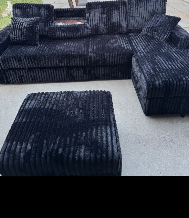 Black Sectional With Pull Out