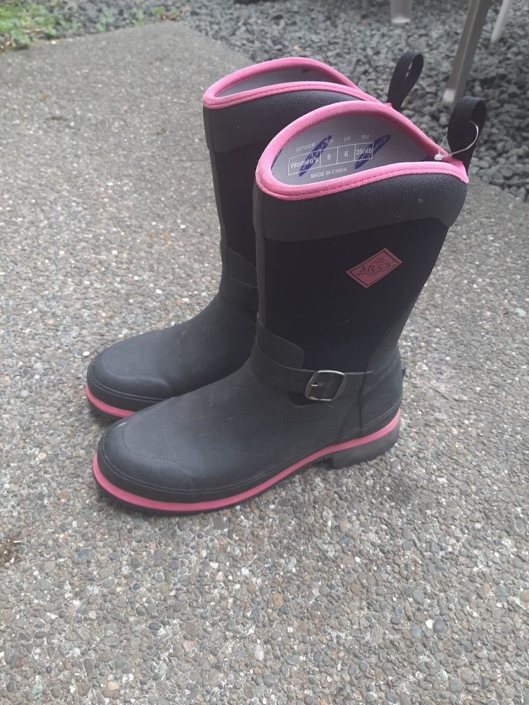 Womans size 8 Muck boots