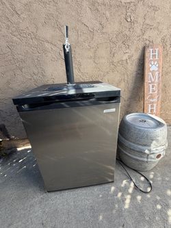 Insignia 5.6 Cu. Ft. Single Tap Kegerator – Stainless Steel – Includes CO2 Tank & Regulator – Working