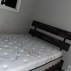 Bed Frame Y Colchón 