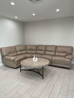Livingroom furniture/// different styles /// sofas // sectionals // no credit needed