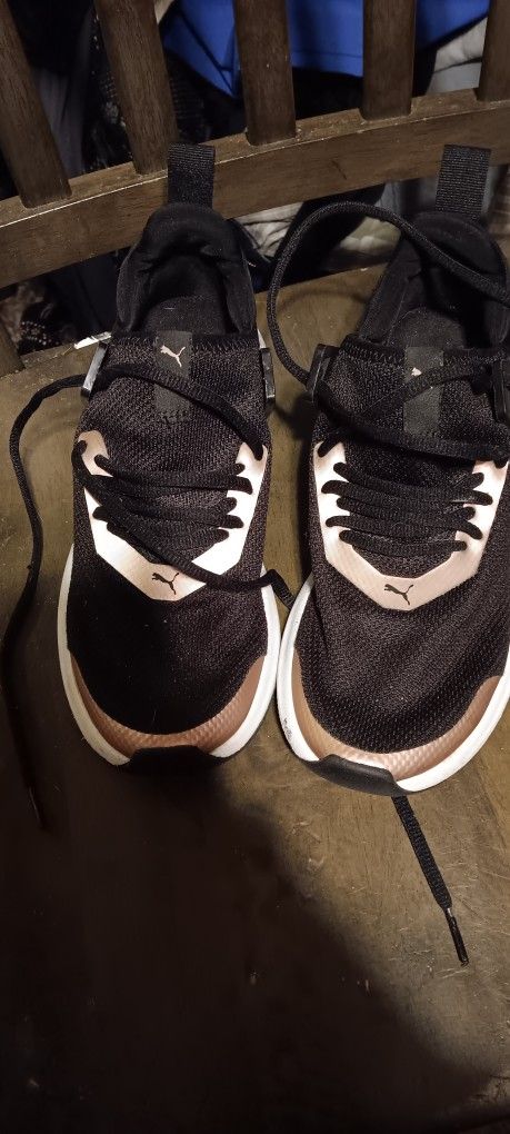 Women's Pumas Size 7.5