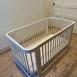 3-in-1 NESTIG “The Wave” Crib in White and Like New condition!