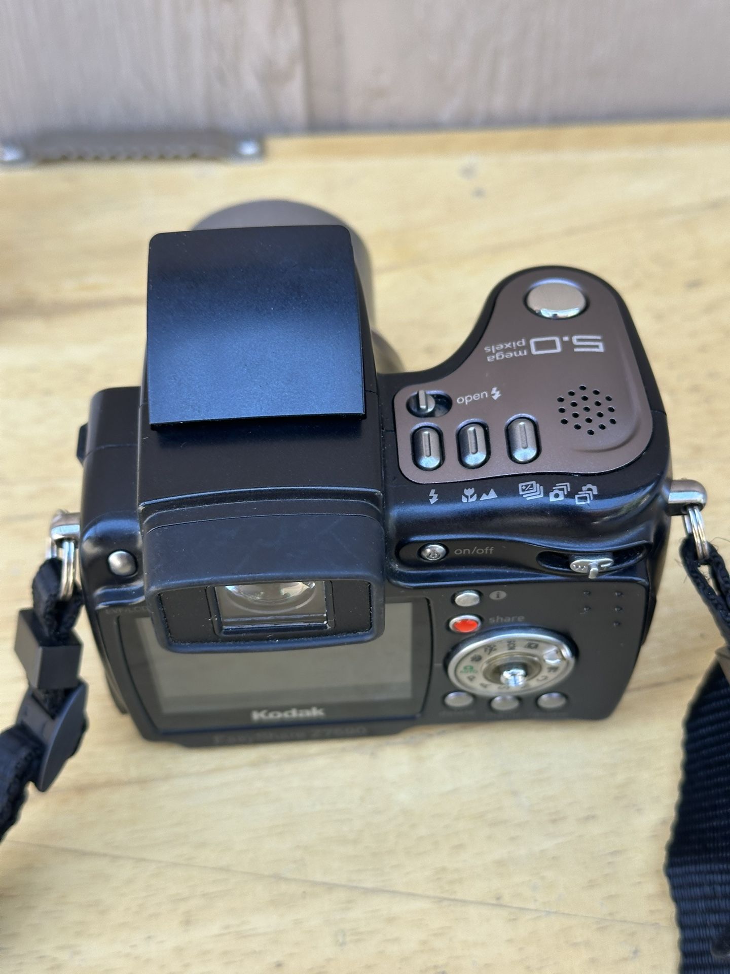 Kodak EasyShare Z7590 5.0MP 10x Zoom Digital Camera W Charger/Battery TESTED