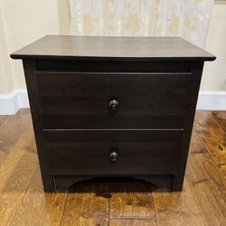 Nightstand Side Table with 2 Drawers in very good shape.