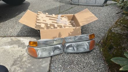 05 gmc 1500 sierra headlight housing