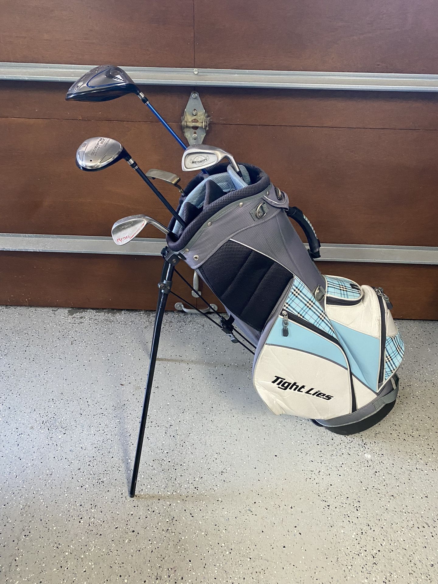 Tight Lies Adam’s Golf Golf Bag With 5  Free Golf Clubs 