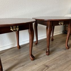 Set of two end tables / nightstands