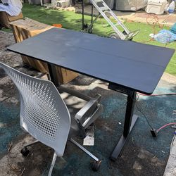 Escritorio ajustable y silla