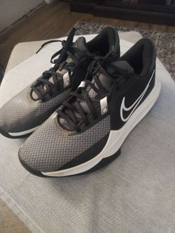 Men's size 9 Nike precision 6 basketball shoes