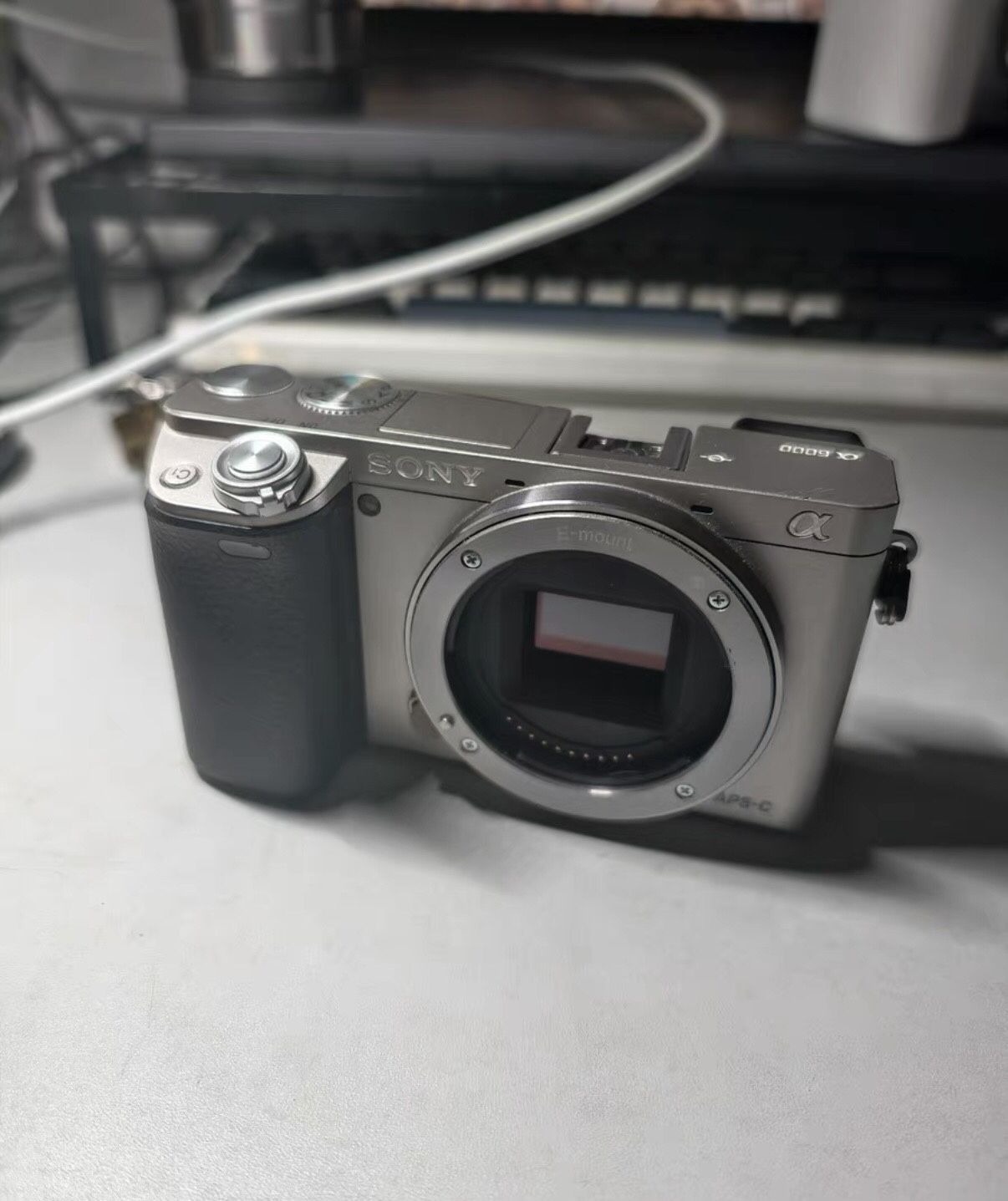 Sony a6000 silver stand-alone