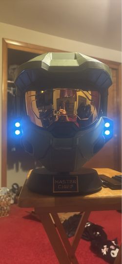 Halo Infinite Master Chief Helmet – Light-Up Visor – GameStop Exclusive