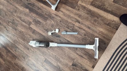 Black and Decker 2-in-1 electric vacuum