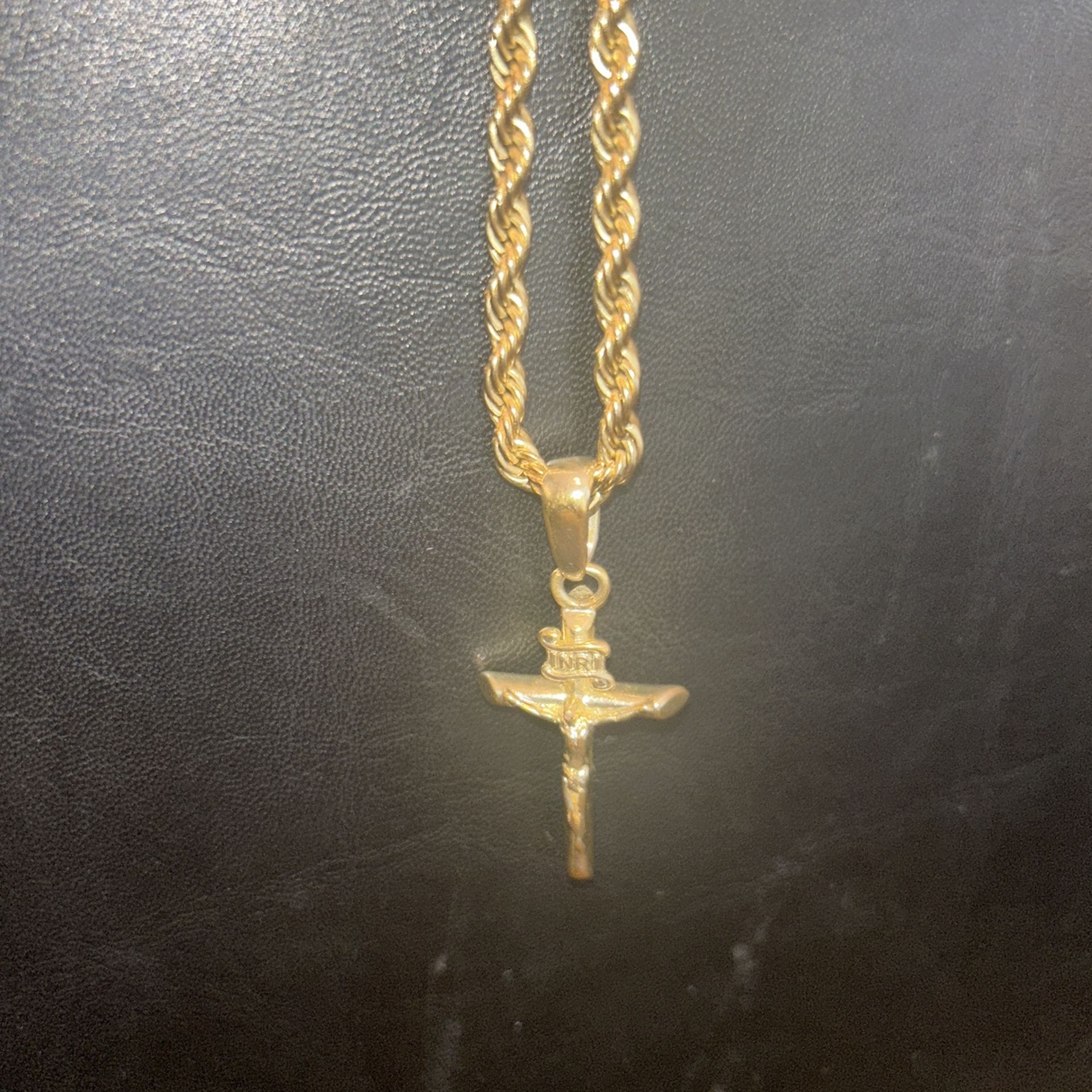 GLD 18' Chain w Cross Pendant