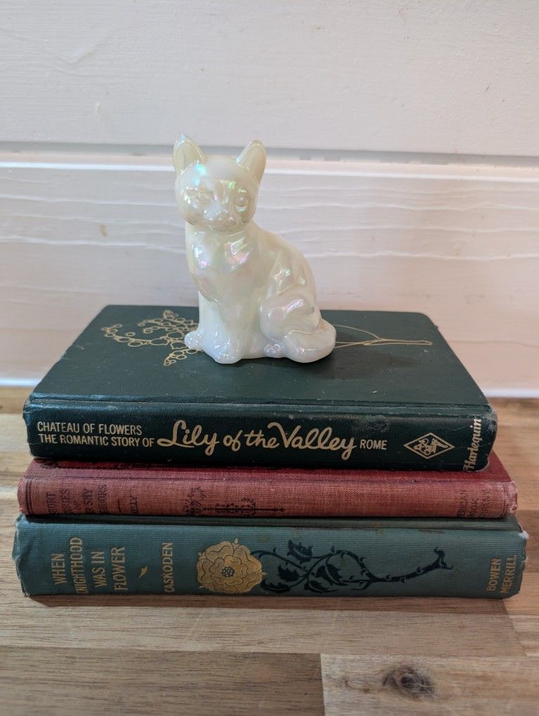 Vintage Fenton White Iridescent Cat