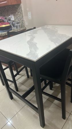 Table and chairs set of 5