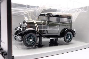 1931 Ford Model A Deluxe Tudor, Dark Green, 1:18 Diecast Model Car from Motor City Classics