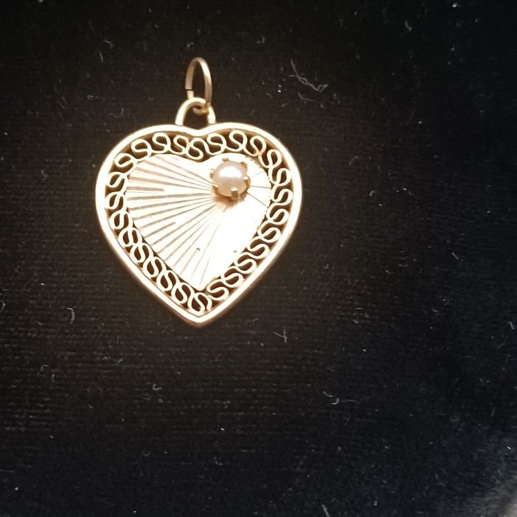 14K Gold Heart Pendant With Pearl