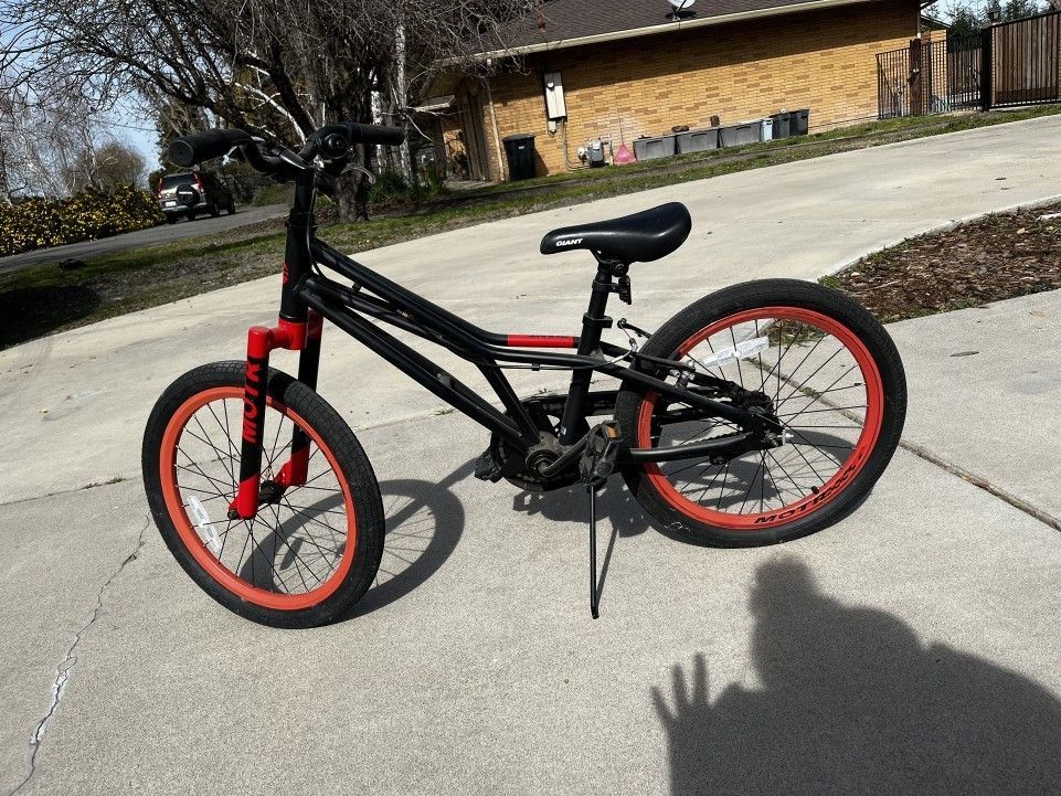 GIANT MOTR YOUTH BICYCLE BLACK/RED 20"