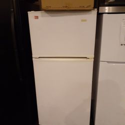 Used Excellent Condition Magic Chef Top And Bottom Refrigerator 28in 