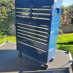 LARGE  HUSKY ROLLING TOOL BOX 