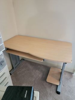 FREE Computer Desk – READ ENTIRE DESCRIPTION MUST PICK UP ASAP