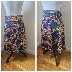 LuLaRoe women's skirt size small is a beautiful addition to any wardrobe. The paisley and floral pattern, along with the bohemian theme, make it a per