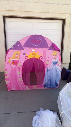 Large Disney princess castle pop up with storage bag