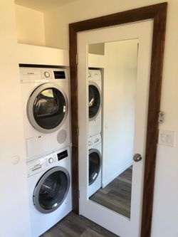 Bosch 500 Series Stackable Electric Washer & Dryer Set – Great Condition